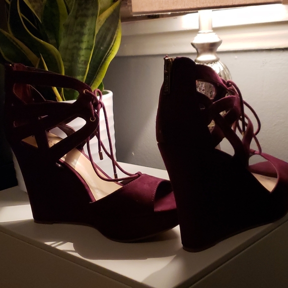 guess burgundy shoes